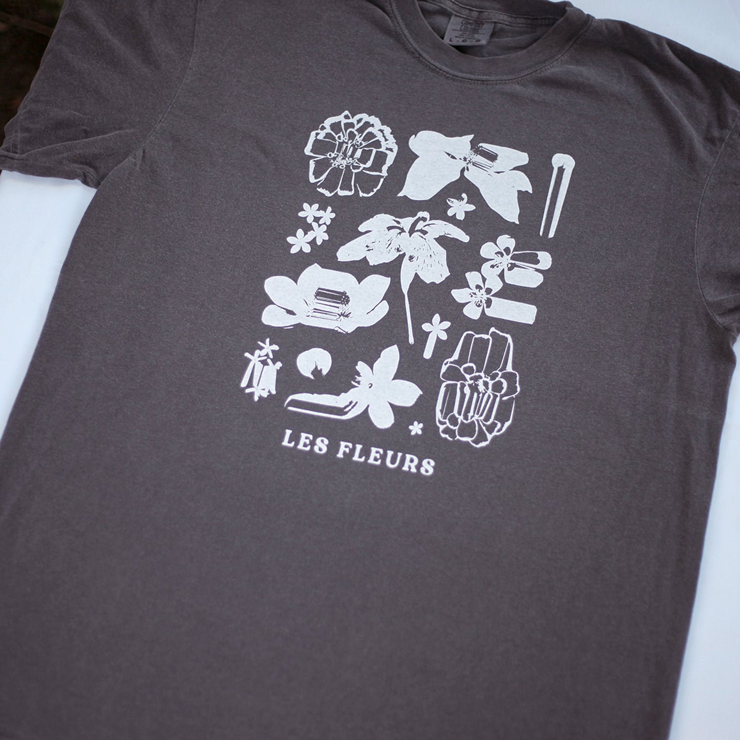 Les Fleurs Tee (Pepper)