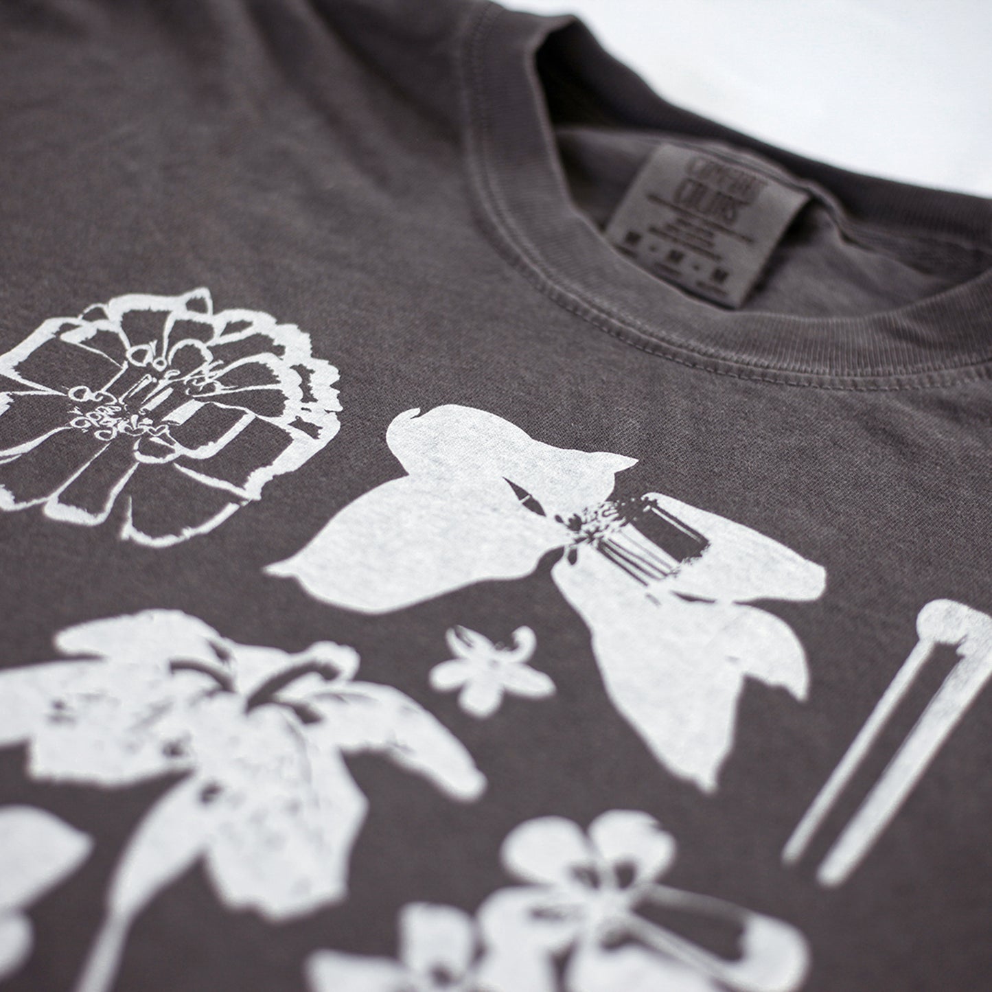 Les Fleurs Tee Cropped (Pepper)