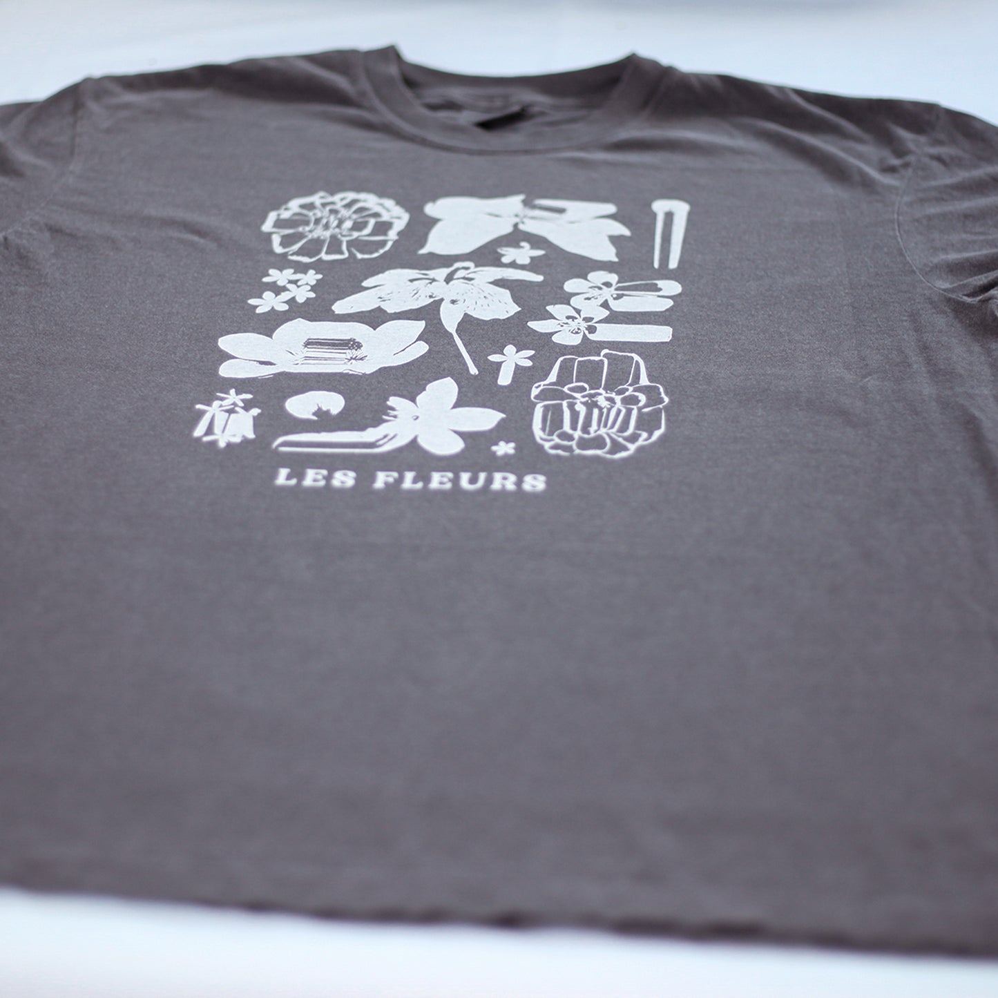 Les Fleurs Tee Cropped (Pepper)