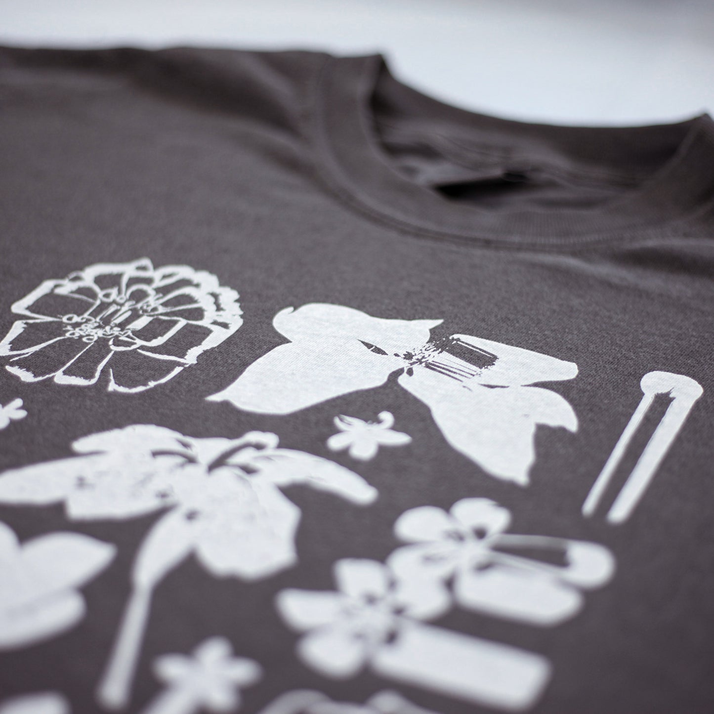 Les Fleurs Tee (Pepper)