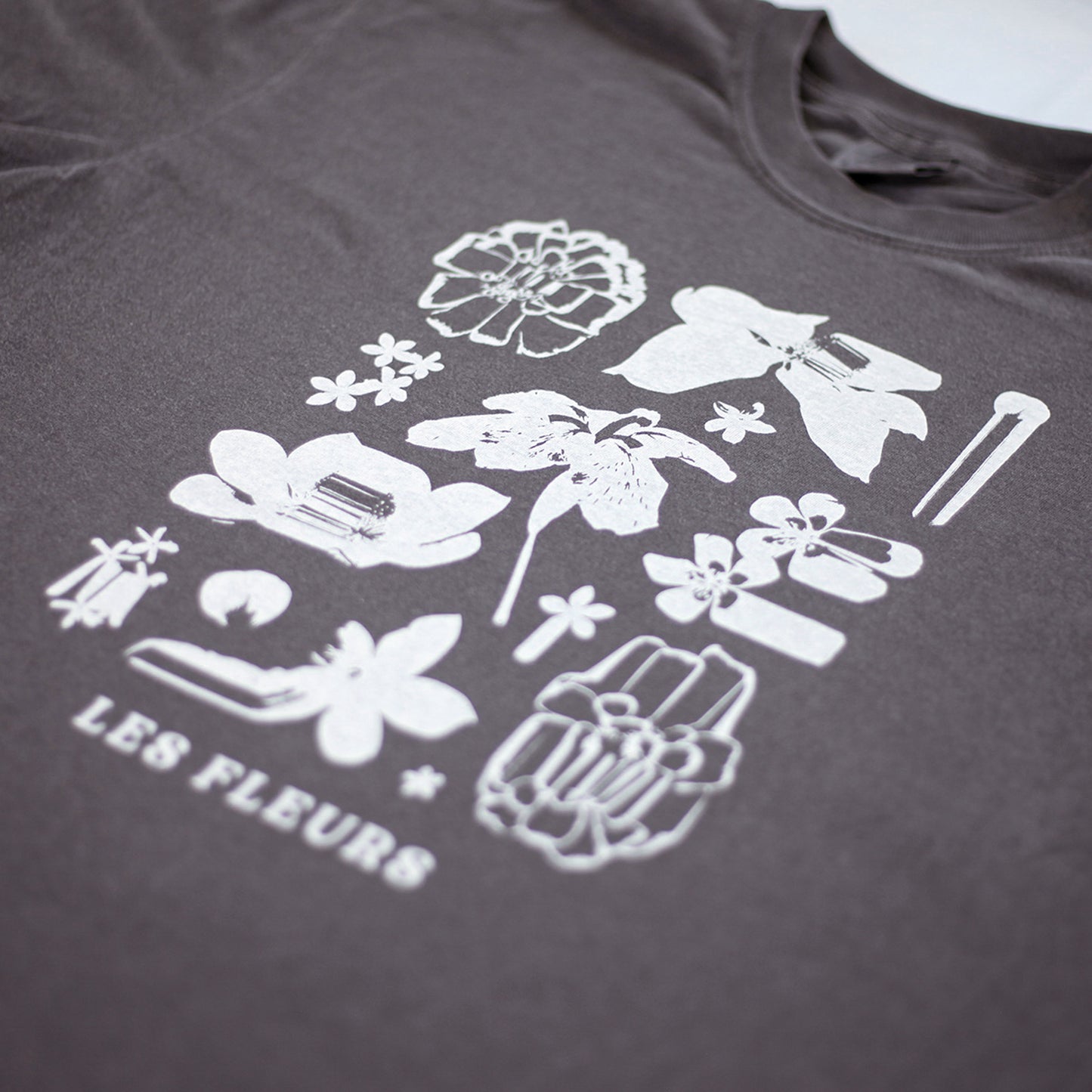 Les Fleurs Tee Cropped (Pepper)
