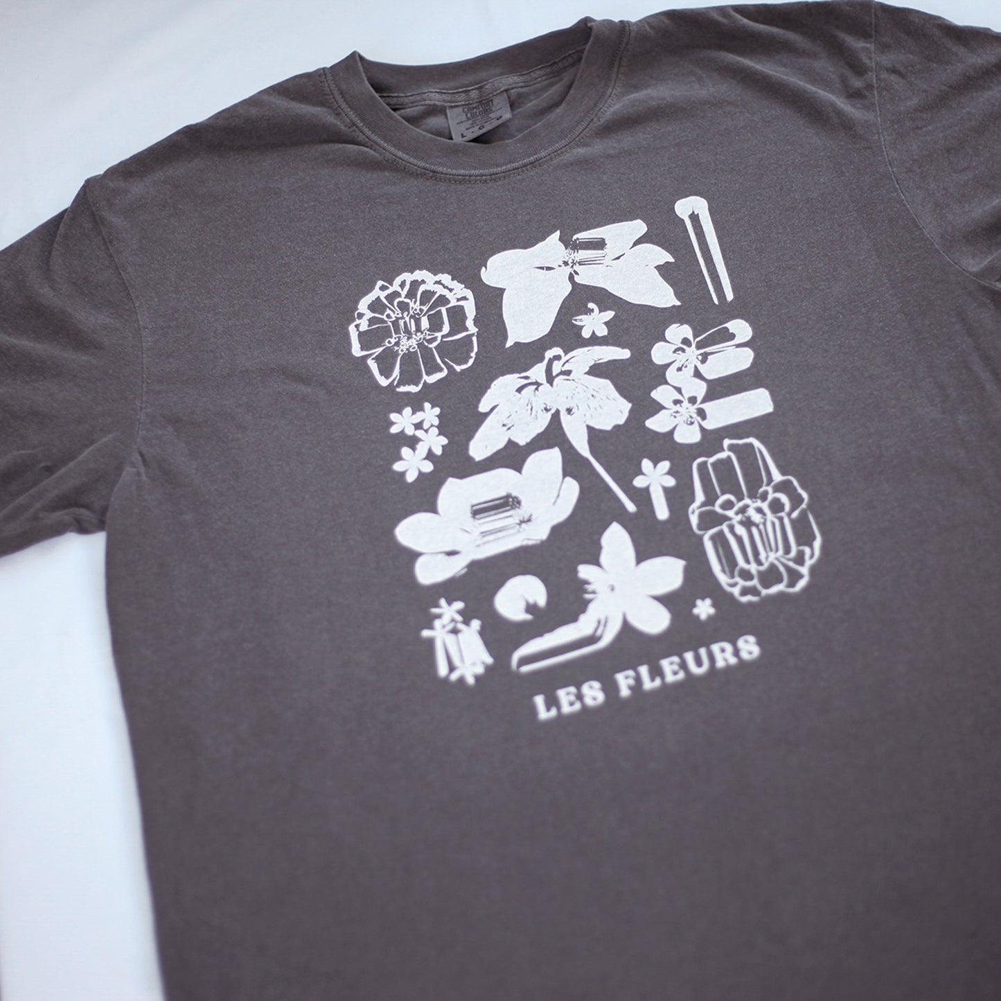 Les Fleurs Tee (Pepper)